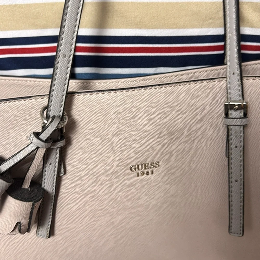 Guess hand bag in great condition - Picture 2 of 4